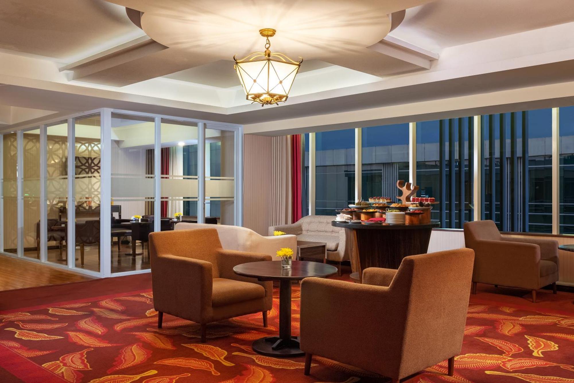 The Alana Yogyakarta Hotel And Convention Center Sleman  Exterior foto